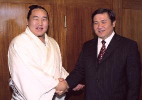 Sumo wrestler Asashoryu pays courtesy call on prime minister